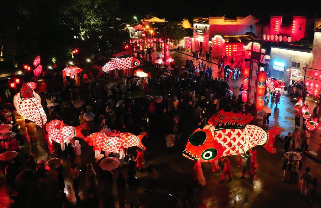 安徽呈坎：非遗鱼灯点亮古村夜色