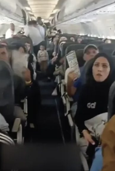 机票高至2000美元！“神秘航班”载153名加沙人落地南非，