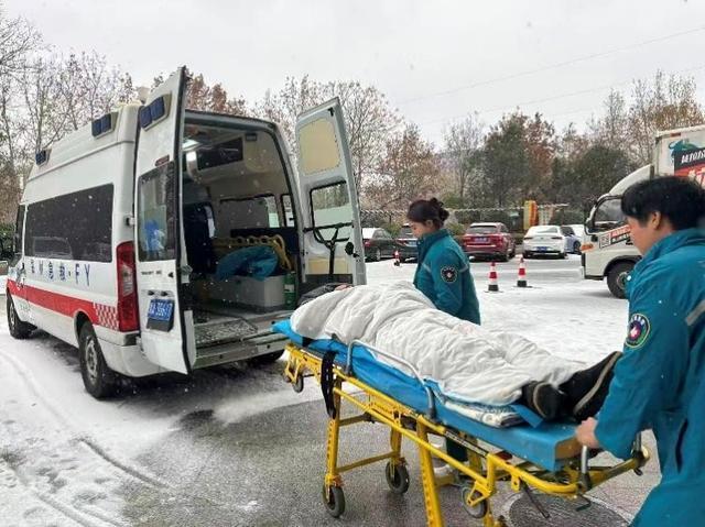 今冬初雪引发摔伤高峰 多地医院骨科急诊迎来就诊潮