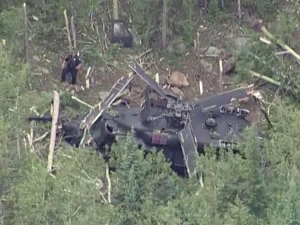 美军一架“黑鹰”直升机在科罗拉多州山地坠毁，机上4人暂无伤亡