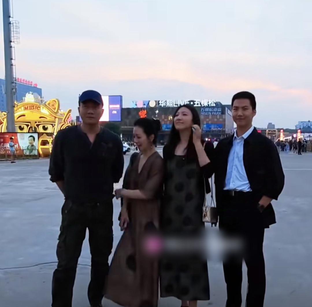 胡军一家四口现身音乐会 子女长大变化引关注