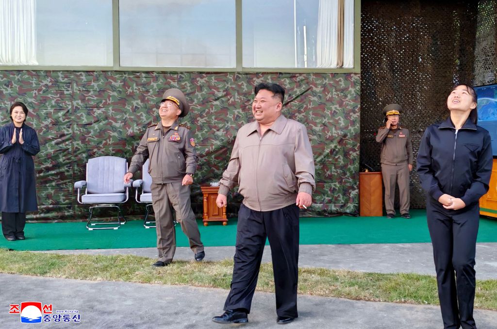 金正恩观摩中程战略导弹发射训练 朝鲜进行相关军事训练