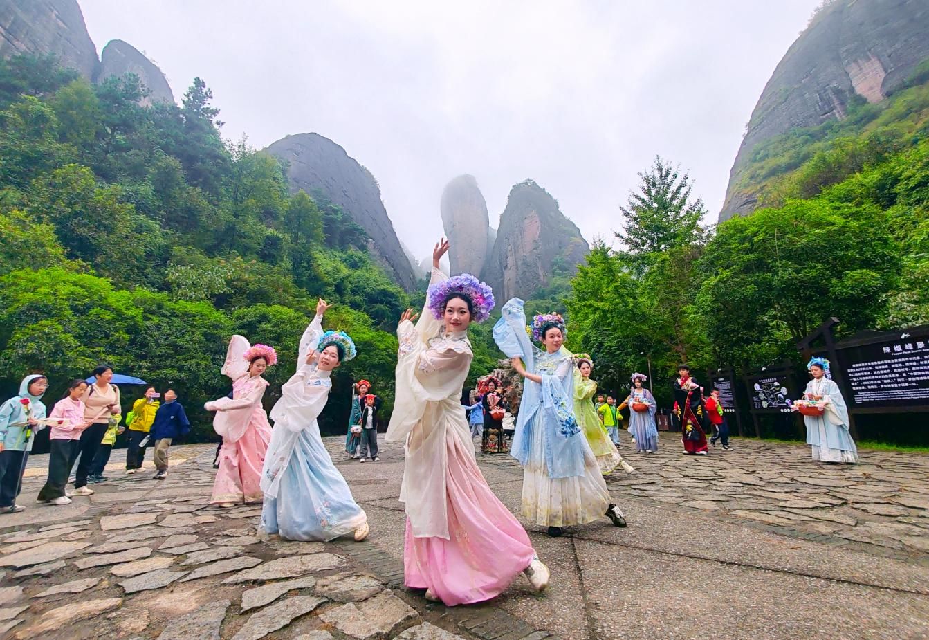 湖南新宁崀山国庆文旅热度攀升：丹霞山水与非遗国风精彩交融