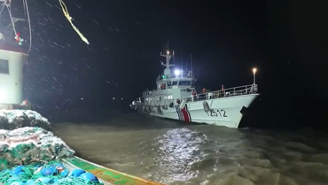 星夜搏浪争分夺秒，上海海警紧急救援受伤渔民