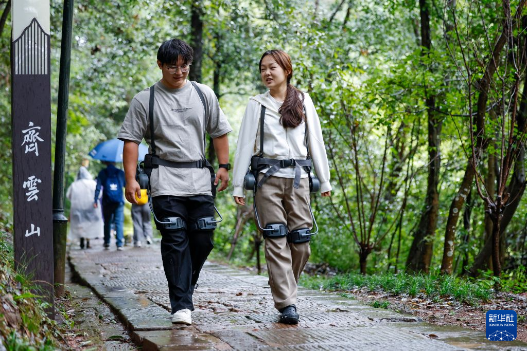 外骨骼机器人助力登山，科技为文旅体验注入新活力