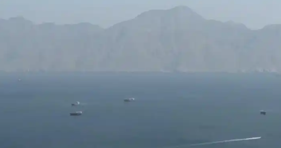 油轮在霍尔木兹海峡遇袭起火，航运安全再受关注