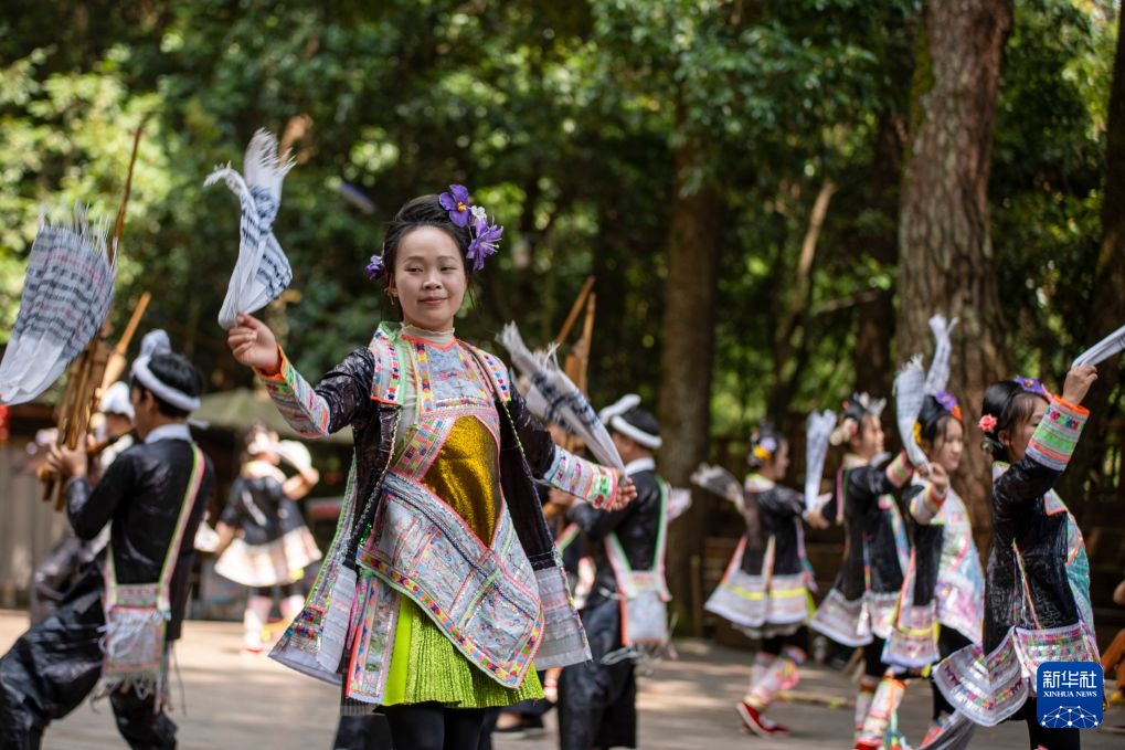 漂洋过海走进深山苗寨：岜沙苗寨成为外国游客体验中国的新目的地