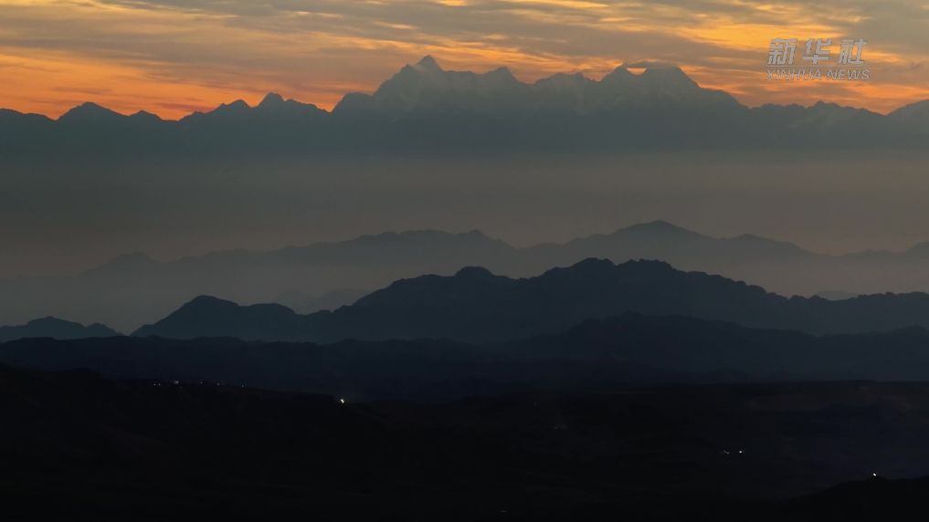新疆托克逊县黑山草原晨曦壮美，雪峰草原绘就秋日画卷